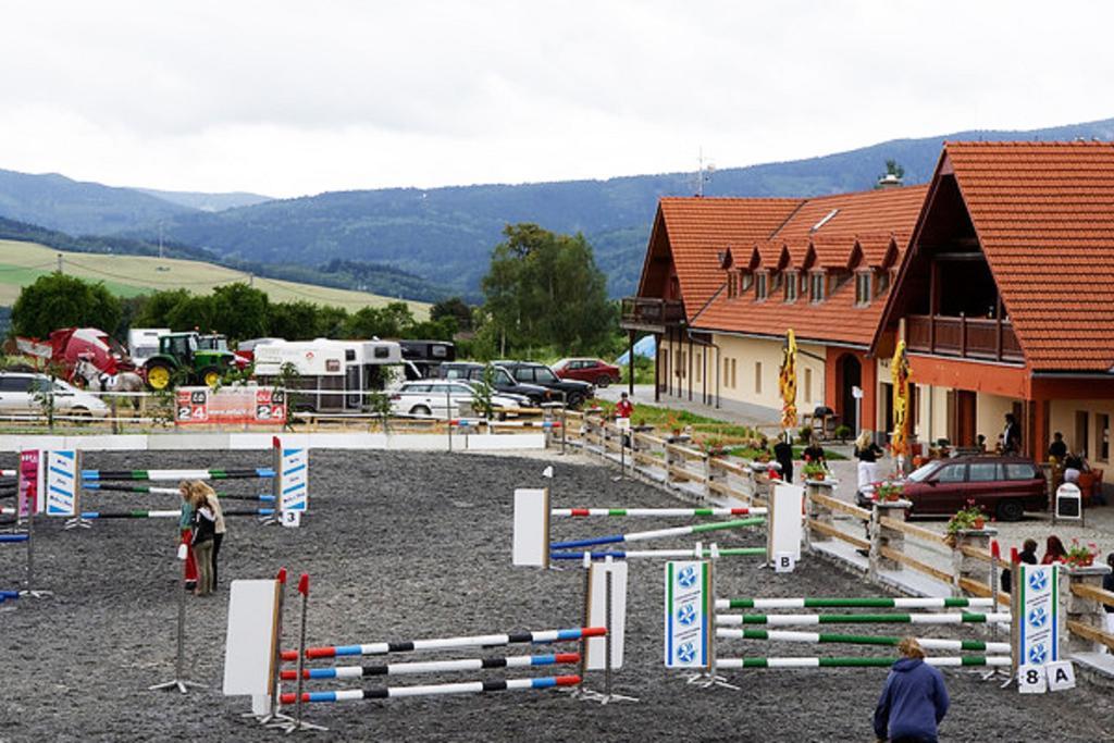 Hotel Farma Vysoka Chrastava Buitenkant foto
